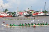 Tanjung Redeb (ANTARA News Kaltim) - Suasana Lomba Perahu Panjang yang digelar PT Berau Coal di sepanjang tepian Sungai Segah, Senin (21/5). (Helda Mildiana/ANTARA)