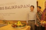 Balikpapan (ANTARA News Kaltim) - Wali Kota Balikpapan Rizal Effendi (paling kanan) bersama dengan manajeman Hotel Ibis Balikpapan setelah menerima potongan tumpeng dan menandatangani prasasti tanda peresmian hotel berbintang tiga tersebut, Minggu (20/5). (Novi Abdi/ANTARA)