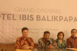 Balikpapan (ANTARA News Kaltim) - Dari kiri: Neil Gow (General Manager Hotel Novotel Balikpapan), Gafur Chalik (Presiden Direktur PT Grand Balikpapan), Nova Nirwana (Asisstant Director of Sales) Hotel Novotel dan Ibis Balikpapan menjawab pertanyaan wartawan setelah peresmian Hotel Ibis Balikpapan. Minggu (20/5). Hotel baru ini diklaim sebagai the next generation dari jajaran Hotel Ibis di Indonesia. (Novi Abdi/ANTARA)