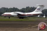 Sebuah pesawat pengangkut Ilyushin Il-76 milik Rusia mendarat di Bandara Halim Perdanakusuma, Jakarta, Sabtu (12/5). 