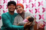 Presenter Indra Bekti (kiri) bersama Istrinya Aldilla Jelita bersama anak pertamanya yang baru lahir di RS Brawijaya, Jakarta, Kamis, (24/5). Indra bekti dan Adilla dikarunia anak perempuan yang bernama Dafania Sahira Indrabekti seberat 2,90 kg dan tinggi 48,5 cm, yang lahir pada Rabu (23/5). FOTO ANTARA/Agus Apriyanto