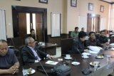 Samarinda (ANTARA News Kaltim) - Komisi I DPRD Kaltim dipimpin ketuanya, Sudarno, menerima pengaduan sejumlah pensiunan TNI yang mendiami rumah dinas Pondok Wira Samarinda, Senin (21/5). Mereka meminta Komisi I memfasilitasi persoalan mereka dengan Korem 091/Aji Surya Natakesuma (ASN). (FOTO: DPRD Kaltim/Akbar Pamungkas)