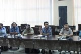 Samarinda (ANTARA News Kaltim) - Komisi I DPRD Kaltim dipimpin ketuanya, Sudarno, menerima pengaduan sejumlah pensiunan TNI yang mendiami rumah dinas Pondok Wira Samarinda, Senin (21/5). Mereka meminta Komisi I memfasilitasi persoalan dengan Korem 091/Aji Surya Natakesuma (ASN). (FOTO: DPRD Kaltim/Akbar Pamungkas)