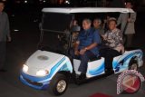 Presiden Susilo Bambang Yudhoyono didampingi sejumlah menteri mencoba menaiki mobil hybrid E -smart karya mahasiswa Fakultas Mesin UGM di halaman Gedung Agung Yogyakarta, Jumat (25/5). Pemerintah mulai melakukan pengembangan mobil ramah lingkungan yang hemat energi. FOTO ANTARA/Regina Safri