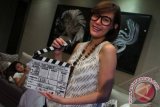 Aktris yang juga sutradara Olga Lydia menyutradarai adegan syuting film omnibusnya berjudul "Curhat Buat Sahabat" , di kawasan Kuningan, Jakarta, Kamis (17/5). Dalam film yang mengangkat cerita tentang dua sisi persahabatan yang di peranin oleh Acha Septriasa dan Indra Birowo ini, Olga Lydia mendalami kecintaannya akan film dengan menjadi sutradara film omnibus yang merupakan rangkaian kisah film omnibus Rectoverso yang di adaptasi dari novel Dewi Lestari berjudul " Rectoverso". FOTO ANTARA/Teresia May