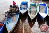 Sejumlah penumpang menaiki perahu motor yang menjadi alat transportasi warga setempat di Sungai Kapuas, Pontianak, Kalbar, Senin (28/5). Alat transportasi air berupa perahu motor yang mudah ditemukan di sepanjang Sungai Kapuas tersebut, menjadi pilihan bagi warga karena biayanya yang sangat terjangkau yaitu sebesar Rp1000 per orang. FOTO ANTARA/Jessica Helena Wuysang