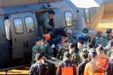 Personel TNI dan SAR mengangkat kantong jenazah korban pesawat Sukhoi Superjet 100 dari Heli Super Puma milik TNI AU di helipad yang dibangun di kawasan Cijeruk, Bogor, Jawa Barat, Sabtu (12/5). 