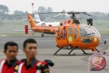 Sebuah helikopter Basarnas disiapkan di Bandara Halim Perdanakusuma, Jakarta, Jumat (11/5). Kepala Basarnas Marsekal Madya TNI Daryatmo mengatakan telah menyiapkan tujuh unit helikopter untuk melakukan evakuasi korban kecelakaan pesawat Sukhoi Super Jet 100 melalui udara meskipun evakuasi jalur darat pada saat ini lebih cepat dan memungkinkan karena faktor cuaca. FOTO ANTARA/Widodo S. Jusuf/ss/Spt/12. 