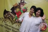 Penyanyi lawas Titiek Puspa (kiri) bersama penyanyi dangdut Camelia Malik (kanan) saat konferensi pers drama musikal "Semut Merah Semut Hitam" di Jakarta, Rabu, (16/5). Drama musikal Semut Hitam Semut Merah yang disutradarai oleh Titiek Puspa ini akan digelar pada 15-17 Juni 2012 di Teater Djakarta, Taman Ismail Marzuki. FOTO ANTARA/Agus Apriyanto