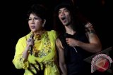 Penyanyi senior Titiek Puspa berkolaborasi dengan Kaka (kanan) membawakan lagu "Orkes Dangdut" pada konser Slank yang bertajuk " I Slank U, The Journey Of The Blue Island" di Ballroom Pasific Place, Jakarta, Jumat(11/5). Konser Slank dengan konsep Orchestra ini menampilkan sejumlah hits terpilih dari 17 album Slank di antaranya " Lorong Hitam", "Anyer 10 Maret", "Terlalu Manis", "Terbunuh Sepi".FOTO ANTARA/Teresia May