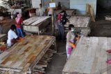 Temanggung (Antara Bali) - Pekerja menyusun lembaran-lembaran limbah kayu pada proses pembuatan plywood di industri pengolahan limbah kayu Desa Nguwet, Pringsurat, Temanggung, Jawa Tengah, Senin (4/6). Pengolahan limbah kayu sebagai bahan pembuatan plywood itu mampu menyerap banyak tenaga kerja untuk memproduksi Plywood limbah kayu dengan harga pasaran Rp65 ribu - Rp140 ribu per lembar tergantung ketebalannya. FOTO ANTARA/Anis Efizudi/2012.