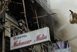Makassar (Antara Bali) - Sejumlah petugas berusaha memadamkan api saat peristiwa kebakaran yang terjadi di Hotel Makassar Mulia, Makassar, Sulsel, Rabu (6/6). Belum di ketahui secara pasti penyebabnya kebakaran hotel tersebut, kerugian di taksir mencapai ratusan juta rupiah dan tidak ada korban jiwa dalam peristiwa ini. FOTO ANTARA/Dewi Fajriani/2012.