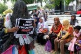 Banda Aceh (Antara Bali) - Seorang aktivis lingkungan yang menggunakan pakaian dari kantong plastik melakukan kampanye pengurangan pemakaian kantong plastik di Banda Aceh, Minggu (10/6). Banda Aceh merupakan kota ke tiga setelah Bandung dan Jakarta yang telah melaksanakan gerakan pengurangan pemakaian kantong plastik. FOTO ANTARA/Irwansyah Putra/2012.