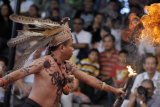 Denpasar (Antara Bali) - Seniman Suku Dayak membawakan Tari Balian dalam pagelaran kesenian partisipasi Provinsi Kalimantan Barat di Pesta Kesenian Bali ke-34, Taman Budaya Denpasar, Jumat (15/6). Tarian itu bermakna untuk menolak bala yaitu mengisahkan masyarakat Dayak yang terkena musibah dan menderita sehingga dilakukan ritual tolak bala. FOTO ANTARA/Nyoman Budhiana/2012.