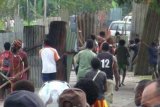 Timika (Antara Bali) - Dua kelompok warga yang bertikai kembali saling serang dengan menggunakan panah dan alat perang tradisional di Kwamki Lama, Timika, Papua, Senin (18/6). Pertikaian tersebut menyebabkan dua orang tewas dan puluhan lainnya luka-luka terkena anak panah, sementara itu pihak Kepolisian Mimika yang berusaha melerai pertikaian tersebut justru menjadi sasaran. FOTO ANTARA/Spedy Paereng/2012.