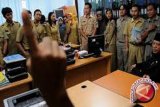 Sumbar tunggu PP cairkan gaji ke-13