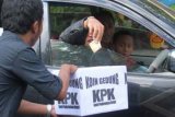 Malang (Antara Bali) - Seorang aktivis melakukan aksi pengumpulan koin untuk pembangunan Gedung Komisi Pemberantasan Korupsi (KPK) di Jalan Vetaran, Malang, Jawa Timur, Rabu (27/6). Aksi tersebut merupakan bentuk dukungan terhadap KPK. FOTO ANTARA/Ari Bowo Sucipto/2012.