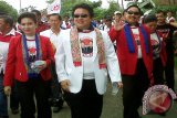 Pasangan Calon Walikota/Wakil Walikota Singkawang yaitu Walikota Singkawang, Hasan Karman (dua kiri) dan Ahyadi (dua kanan), saat datang mendaftar ke Komisi Pemilihan Umum (KPU) Singkawang, Kalbar, Minggu (10/6). Dalam kesempatan tersebut, Hasan Karman bersama Ahyadi yang mendapat dukungan dari PDIP, Partai Demokrat dan Partai Perjuangan Indonesia Baru tersebut, menyatakan optimis akan memenangkan kembali Pemilihan Walikota/Wakil Walikota Singkawang pada 20 September 2012 mendatang. FOTO ANTARA/Teguh Imam Wibowo/12