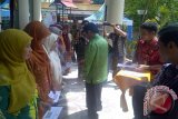 Barabai, 8/5 - BANTU KELOMPOK TANI WANITA - Bupati Hulu Sungai Tengah H Harun Nurasid  menyerahkan bantuan sosial untuk 20 Kelompok Wanita Tani (KWT) sejumlah 320 Juta yang secara simbolis diterima 10 wanita tani dalam rangkaian kegiatan Lomba Cipta Menu yang diselenggarakan oleh Kantor Ketahanan Pangan Hulu Sungai Tengah bekerjasama dengan Tim Penggerak PKK Kabupaten Hulu Sungai Tengah di Gedung PKK setempat, Kamis (7/6).(Foto ANTARA/Fathur/)