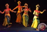 Banjarmasin, 28/6 - KOTABARU WAKILI KALSEL - Penari sanggar Pusaka Saijaan Kabupaten Kotabaru membawakan tarian Gedek Pakurindang yang menjadi penampil terbaik dalam Festival Karya Tari Daerah se Kalimantan Selatan 2012 di Balairungsari Taman Budaya Kalsel, Rabu (28/6). Sanggar Pusaka Saijaan Kotabaru menjadi wakil Kalimantan Selatan pada Festival Karya Tari Nusantara yang akan di gelar di Taman Mini Indonesia Indah pada 15 Juli 2012 mendatang. Foto ANTARA/Herry Murdy Hermawan/B