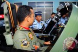 Kepala Staf Angkatan Udara (KASAU), Marsekal TNI Imam Sufaat (dua kiri), meninjau Skadron Udara 1 Elang Khatulistiwa, saat melakukan kunjungan kerja (kunker) di Lanud Supadio Pontianak, Kabupaten Kubu Raya, Kalbar, Rabu (16/5). (FOTO ANTARA/Jessica Helena Wuysang)
