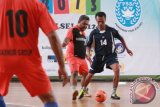 Banjarmasin, 3/6 - FUTSAL ANTAR MEDIA - Kepala Biro Antara Kalimantan Selatan mencoba merebut bola dari kaki Frans Sinatra dalam laga eksibishi pembukaan kejuaraan futsal antar media se Kalsel di lapangan Surya Sport Hall Banjarmasin, Sabtu (2/6). Kejuaraan yang diikuti 15 media se Kalimantan Selatan tersebut dimaksudkan sebagai ajang seleksi cabang olahraga futsal menuju Porwanas 2013 di Banjarmasin. Foto ANTARA/Herry Murdy Hermawan/B