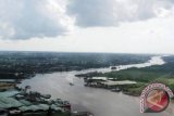 Foto udara Sungai Kapuas yang membelah pemukiman padat di Kota Pontianak, Kalbar, Selasa (5/6). Sungai Kapuas yang merupakan sungai terpanjang di Indonesia dengan panjang total 1.143 km tersebut, menjadi salah satu objek wisata unggulan Kota Pontianak yang banyak dikunjungi oleh wisatawan lokal dan mancanegara setiap tahunnya. FOTO ANTARA/Victor Fidelis Sentosa/jhw/ss/mes/12