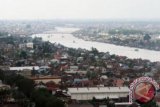 Sungai Kapuas yang membelah pemukiman padat di Kota Pontianak, Kalbar. FOTO ANTARA/Victor Fidelis Sentosa