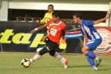 Samarinda (ANTARA News Kaltim) - Striker Persija, Bambang Pamungkas dikawal ketat para pemain PSPS Pekanbaru pada laga tanpa penonton yang berlangsung di Stadion Segiri Samarinda, Selasa (19/6). Kesebelasan Persija Jakarta berhasil menekuk PSPS Pekanbaru dengan skor telak 4-0 dan tiga gol dicetak Pedro Javier sementara satu gol diciptakan Bambang Pamungkas. (Amirullah/ANTARA)