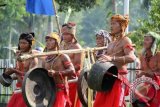 Sejumlah pria dari suku Dayak Bidayuh asal Sebujit, Kabupaten Bengkayang menabuh gendang dan gong saat tampil di Museum Pontianak, Kalbar, Minggu (24/6). 