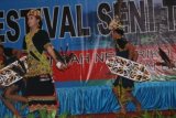 Mataram (ANTARA News Kaltim) - Peserta Festival dan Lomba Seni Siswa Nasional (FLS2N) asal Kaltim menampilkan tarian khas Kaltim dengan penuh percaya diri dan berhasil memukau para penonton di Mataram, Nusa Tenggara Barat (NTB), Rabu (20/6). (M Ghofar/ANTARA)
