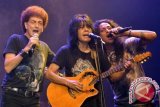 Aksi panggung penyanyi Ahmad Albar (kiri), gitaris Ian Antono (tengah), dan vokalis band Elpamas Baruna (kanan) ketika tampil dalam konser 