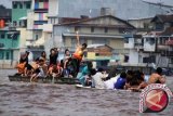 Sejumlah warga Tionghoa bermain air saat melaksanakan tradisi mandi U-Shi atau mandi tengah hari, di Sungai Kapuas, Pontianak, Kalbar, Sabtu (23/6). 