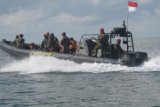 Tim rawa, laut, sungai dan pantai (ralasuntai) yang merupakan bagian dari Tim Ekspedisi Khatulistiwa 2012 sedang melakukan perjalanan untuk mengibarkan Bendera Merah Putih di Mercusuar Karang Unarang, Kabupaten Nunukan, Kalimantan Timur, tepat di perbatasan perairan Indonesia-Malaysia, Rabu (20/6). (M Rusman/ANTARA News Kaltim)