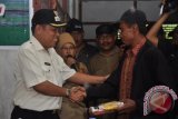 Penyerahan benih kepada gapoktan yang ada di Padu Empat Kompleks Batu Ampar.