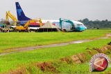 Sejumlah petugas Bandara Supadio dan beberapa alat eskavator berada di sekitar lokasi pesawat Sriwijaya Air yang dievakuasi, di Bandara Supadio, Kabupaten Kubu Raya, Kalbar, Sabtu (2/6). 