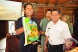 Bupati Kubu Raya Muda Mahendrawan (Kanan) mempromosikan produk beras lokal andalan kabupaten Kubu Raya kepada Ketua Komisi IV DPR RI M. Romahurmuziy,ST MT. (FOTO ANTARA/Jessica Helena Wuysang)