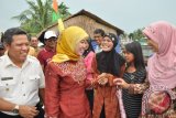 Sambutan hangat masyarakat kecamatan Kubu saat kunjungan Bupati Kubu Raya Muda Mahendarwan dan Rosalina Muda Mahendrawan.