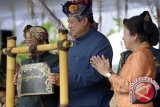 Presiden Susilo Bambang Yudhoyono (tengah) didampingi Menteri Pendidikan dan Kebudayaan Muhammad Nuh (kiri) dan Menteri Pariwisata dan Ekonomi Kreatif, Mari Elka Pangestu (kanan), membunyikan alat musik tradisional Okokan sekaligus membuka Parade Pesta Kesenian Bali ke-34 di Denpasar, Bali, Minggu (10/6). 