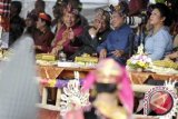 Presiden Susilo Bambang Yudhoyono (2 kanan) berbincang dengan Menteri Pendidikan dan Kebudayaan, Muhammad Nuh (3 kanan) dan Gubernur Bali, Made Mangku Pastika (4 kiri) saat menyaksikan Parade Pesta Kesenian Bali ke-34 di Denpasar, Bali, Minggu (10/6). (FOTO ANTARA/Nyoman Budhiana)