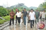 Meski hujan mengguyur, namun rombongan Pemkab Kubu Raya dan Komisi IV DPR RI tetap semangat meninjau langsung lokasi pencanangan pembangunan kawasan pangan.