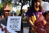 Solo (Antara Bali) - Seorang anak memasukkan koin ke celengan ayam dalam aksi "koin untuk KPK" di Solo, Sabtu (1/7). Aksi teersebut dilakukan dalam rangka mendukung pembangunan gedung KPK RI. FOTO ANTARA/Akbar Nugroho Gumay/2012.