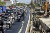 Denpasar (Antara Bali) - Beberapa pekerja mengerjakan proyek jalan bawah tanah di kawasan Simpang Dewa Ruci Denpasar, Bali, Rabu (4/7). Pembangunan "underpass" yang memerlukan lahan 0,744 hektare itu ditargetkan selesai pada Mei 2013, sehingga diharapkan dapat mengurai kemacetan dan dapat mendukung kelancaran pelaksanaan KTT APEC di Nusa Dua tahun 2013. FOTO ANTARA/Nyoman Budhiana/2012.