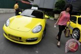 Taksi Ferarri dan Porsche