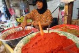 Seorang pedagang mengaduk bumbu masak yang dijual di pasar tradisional Pusat Pasar Medan, Sumut, Jumat (20/7). Menjelang bulan Ramadhan penjualan bumbu masak di kawasan tersebut mengalami peningkatan. FOTO ANTARA/Septianda Perdana/2012