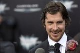 Aktor Batman Christian Bale Kunjungi Korban Penembakan    