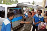 Paringin, 21/7 - UNIT MOBIL KAS KELILING - Bupati Balangan memeriksa Unit Mobil Kas (UMK) Keliling dari Bank Kalsel Cabang Paringin yang baru saja dioperasikan. UMK tersebut akan berkeliling lima hari dalam satu minggu ke pasar-pasar dan sekolah-sekolah yang ada di Balangan untuk memudahkan para pedagang dan pelajar untuk menabung maupun yang hendak melakukan penarikan tunai. Foto: Rusmanadi/ANTARA