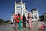 Sejumlah model menampilkan berbagai busana muslim di Masjid Raya Al Mashun Medan, Sumut, Minggu (15/7).