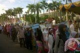 Ribuan siswa mulai dari tingkat SD-SMA/sederajat berpakaian nuansa Islami se-Kota Pontianak, Rabu, melakukan pawai taaruf keliling kota itu dalam memeriahkan dan menyambut bulan Ramadhan 1433 Hijriah. FOTO ANTARA Kalbar/Andilala.