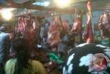 Suasana penjualan daging sapi di Pasar Puring, Kecamatan Pontianak Utara, Siantan dini hari tadi. (FOTO ANTARA Kalbar/Andilala).
